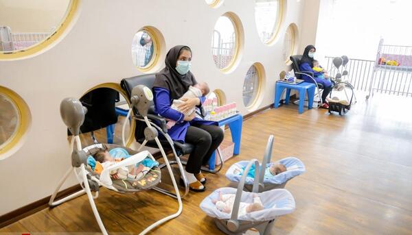عکس نوزاد در شیرخوارگاه