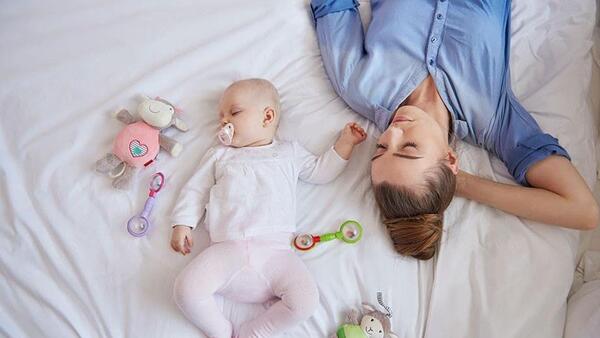 عکس خوابیدن نوزاد بین پدر و مادر