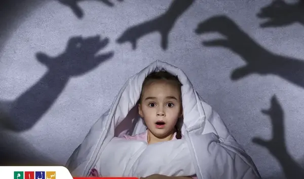 عکس خوابیدن نوزاد بین پدر و مادر