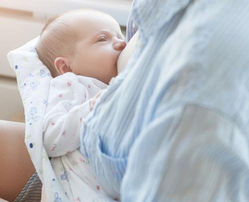 عکس خوابیدن نوزاد بین پدر و مادر
