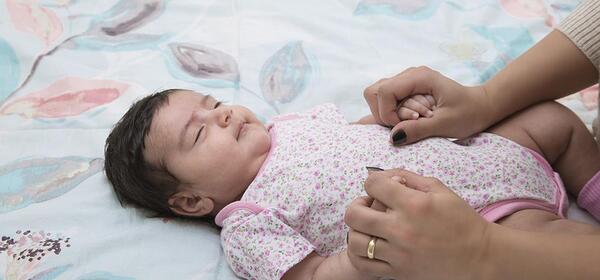 عکس خوابیدن نوزاد بین پدر و مادر