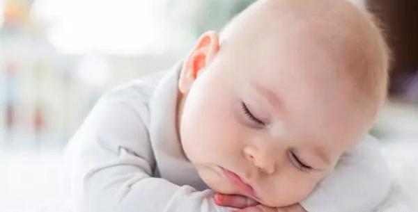 عکس خوابیدن نوزاد بین پدر و مادر
