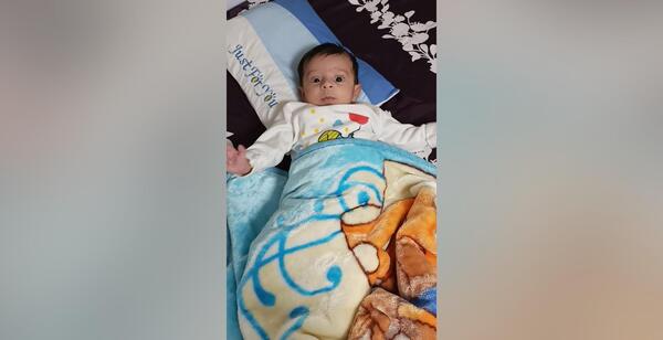 عکس خوابیدن نوزاد بین پدر و مادر
