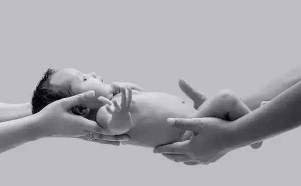 عکس نوزاد روی دست پدر