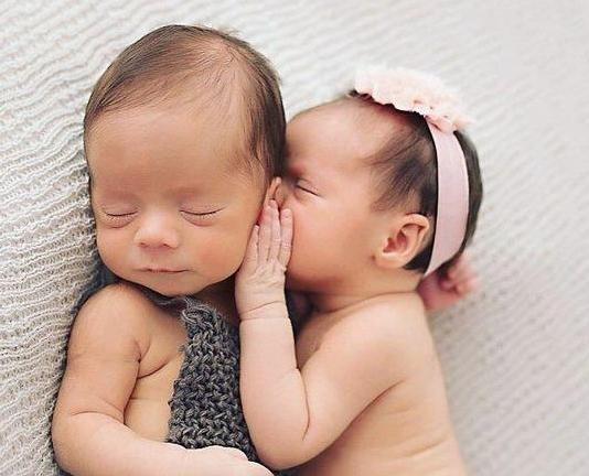 عکس نوزاد دوقلو دختر