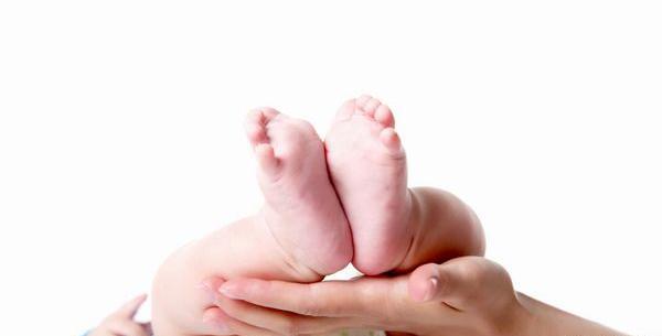 عکس پای نوزاد با حلقه ازدواج