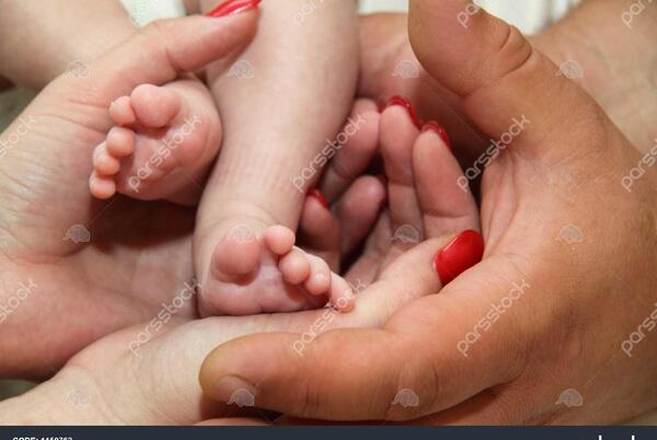 عکس پای نوزاد با حلقه ازدواج