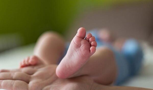 عکس پای نوزاد با حلقه ازدواج