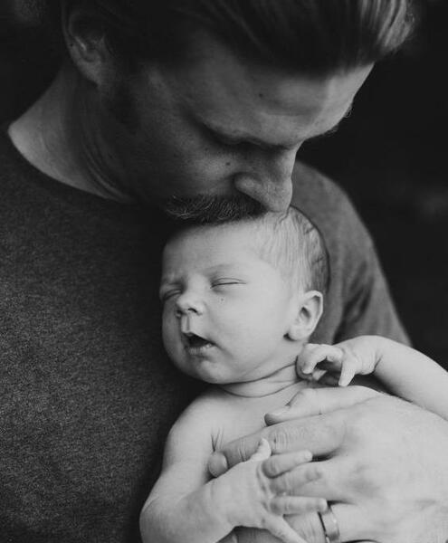 عکس پای نوزاد با حلقه ازدواج
