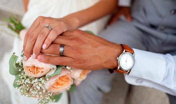 عکس پای نوزاد با حلقه ازدواج