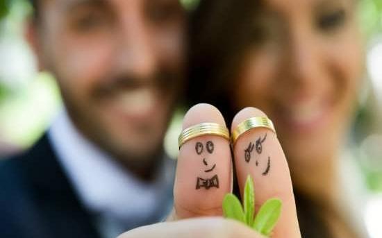 عکس پای نوزاد با حلقه ازدواج