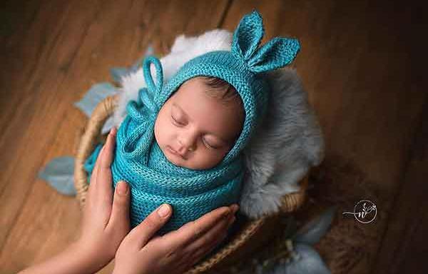 ایده عکس با گل محمدی برای نوزاد