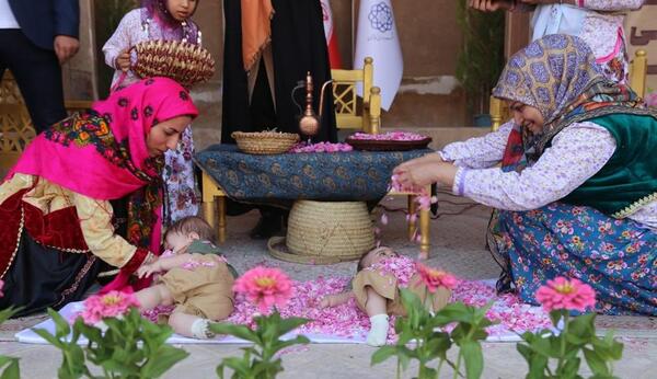 ایده عکس با گل محمدی برای نوزاد