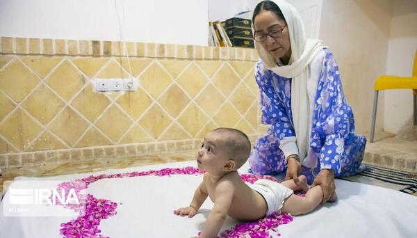 ایده عکس با گل محمدی برای نوزاد