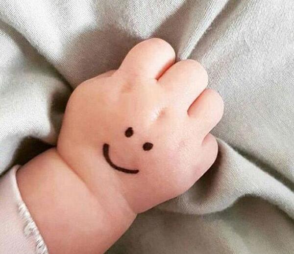 عکس دست نوزاد برای پروفایل