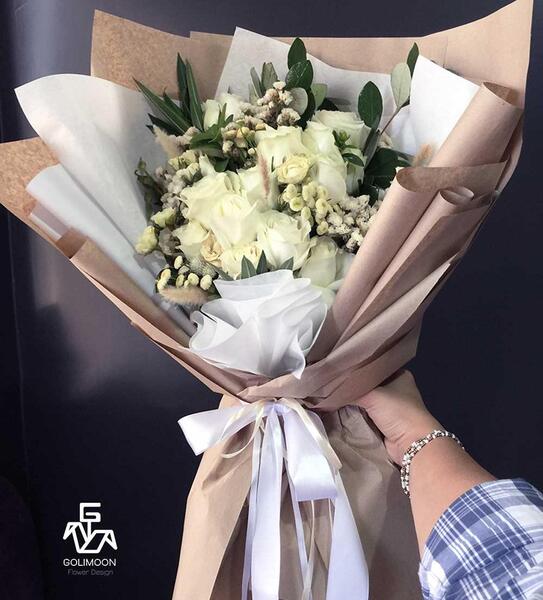 عکس گل رز سفید با زمینه مشکی