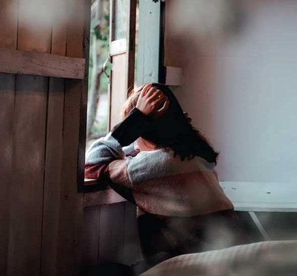 عکس مرد تنها پشت پنجره