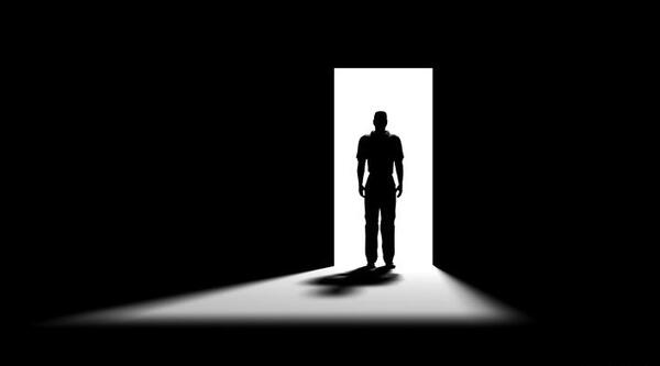 عکس مرد تنها در تاریکی