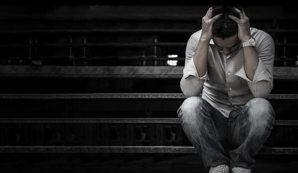 عکس مرد تنها در تاریکی