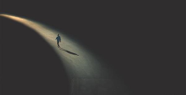 عکس مرد تنها در تاریکی