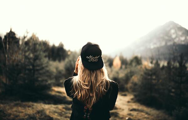 عکس دختر با منظره زیبا