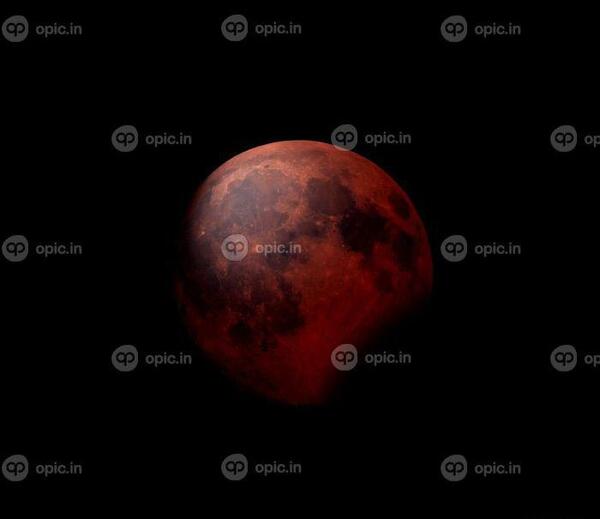 عکس از ماه قرمز