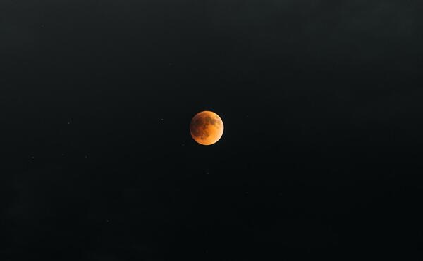 عکس از ماه کامل در شب