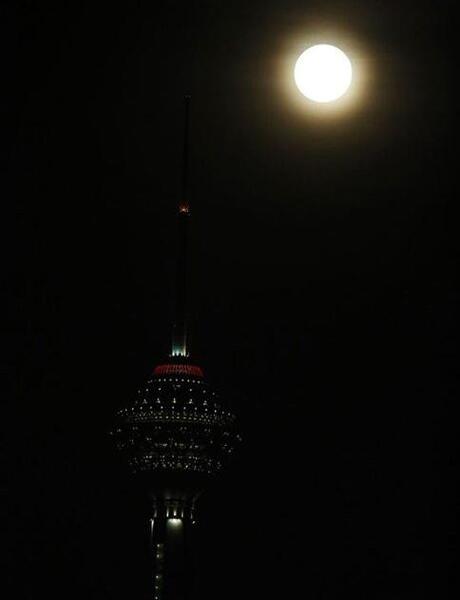 عکس از ماه کامل در شب