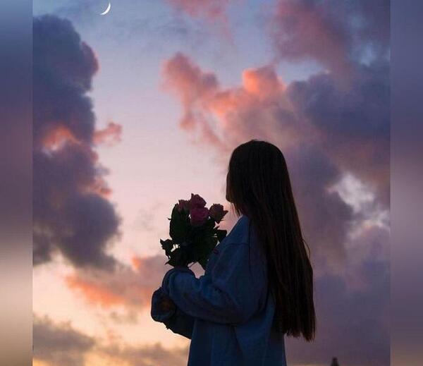 لاکچری عکس دختر و ماه برای پروفایل