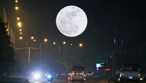 عکس ماه در نزدیک