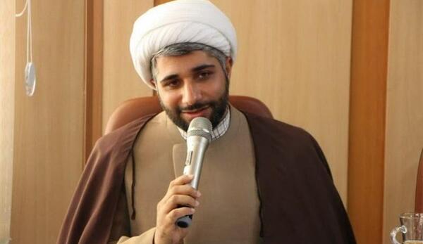 عکس ماه که از وسط نصف شده