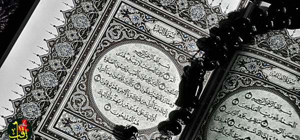 عکس ماه که از وسط نصف شده