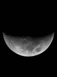 عکس ماه نصفه برای بک گراند