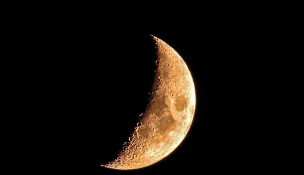 عکس ماه نیمه پنهان