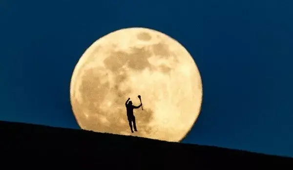 عکس ماه و ابر صورتی