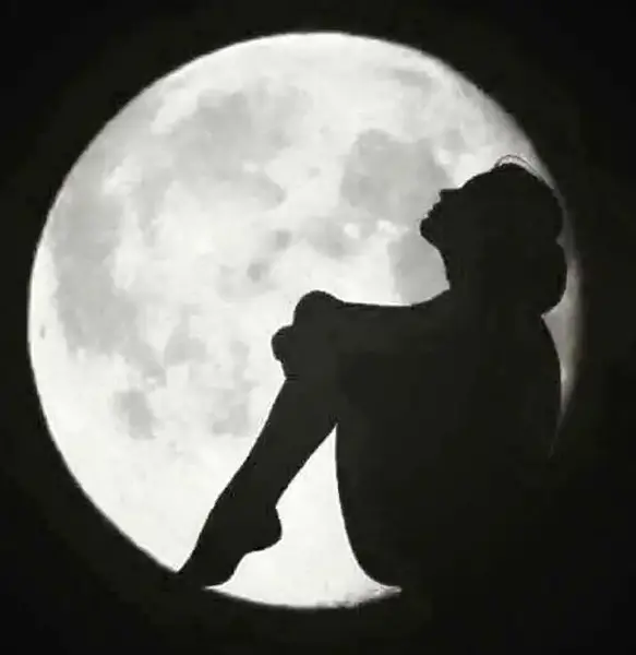 عکس ماه در تاریکی شب