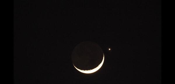 عکس از ماه در آسمان