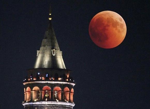 عکس از ماه خونین