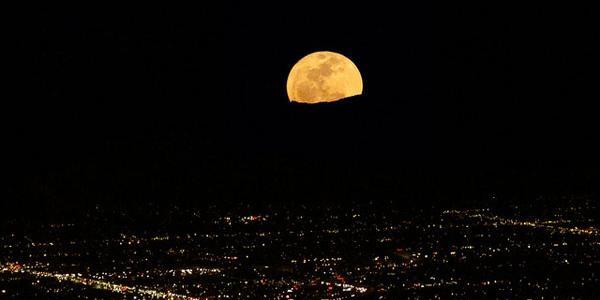 عکس خیلی زیبا از ماه