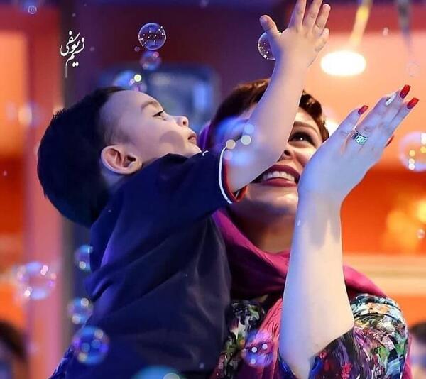 عکس ماه چهره خلیلی و فرزندش