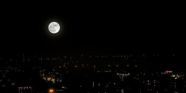 عکس ماه کامل در آسمان شب