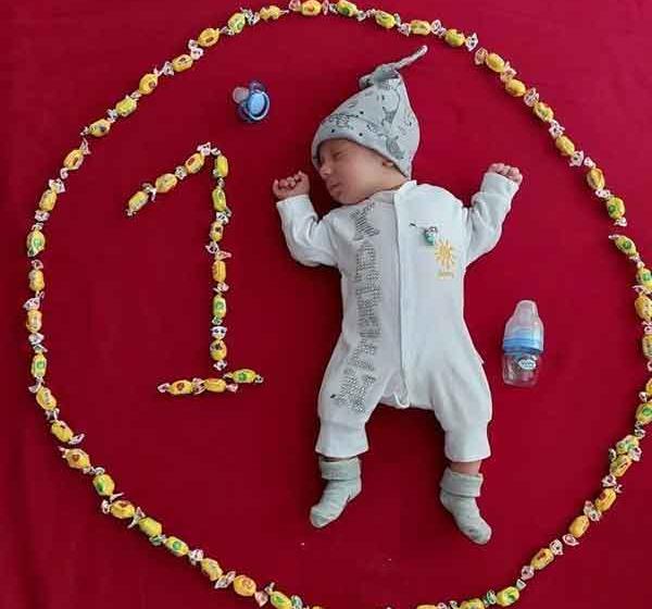 عکس ماهگرد نوزاد با تخم مرغ