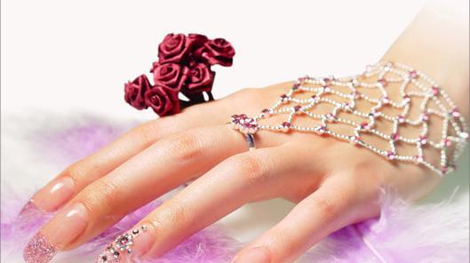 عکس لاک قرمز به دست و پا