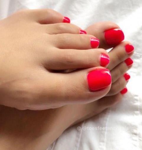 عکس لاک قرمز به دست و پا