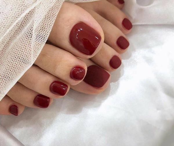 عکس لاک قرمز به دست و پا