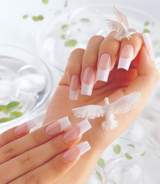 عکس دست لاک زده طبیعی