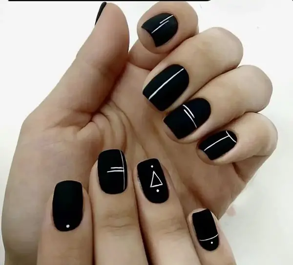 عکس دست لاک زده مشکی