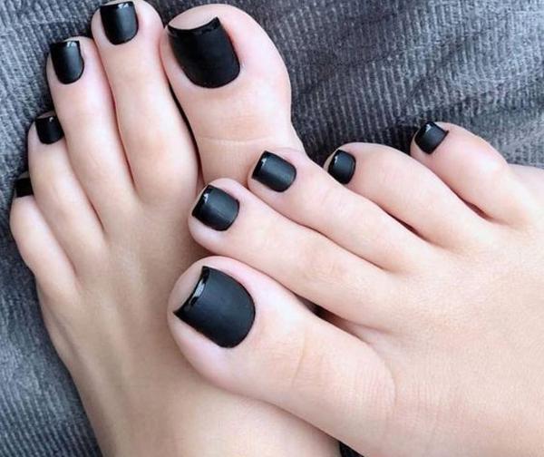 عکس دست لاک زده مشکی