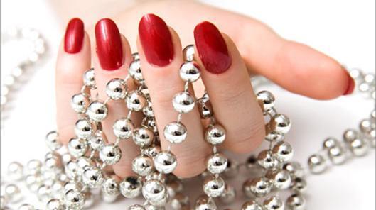 عکس دست لاک زده قرمز