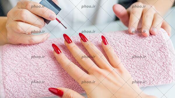 عکس دست لاک زده قرمز